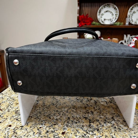 Michael Kors Black Tote Bag with Structured Design - Picture 2 of 7